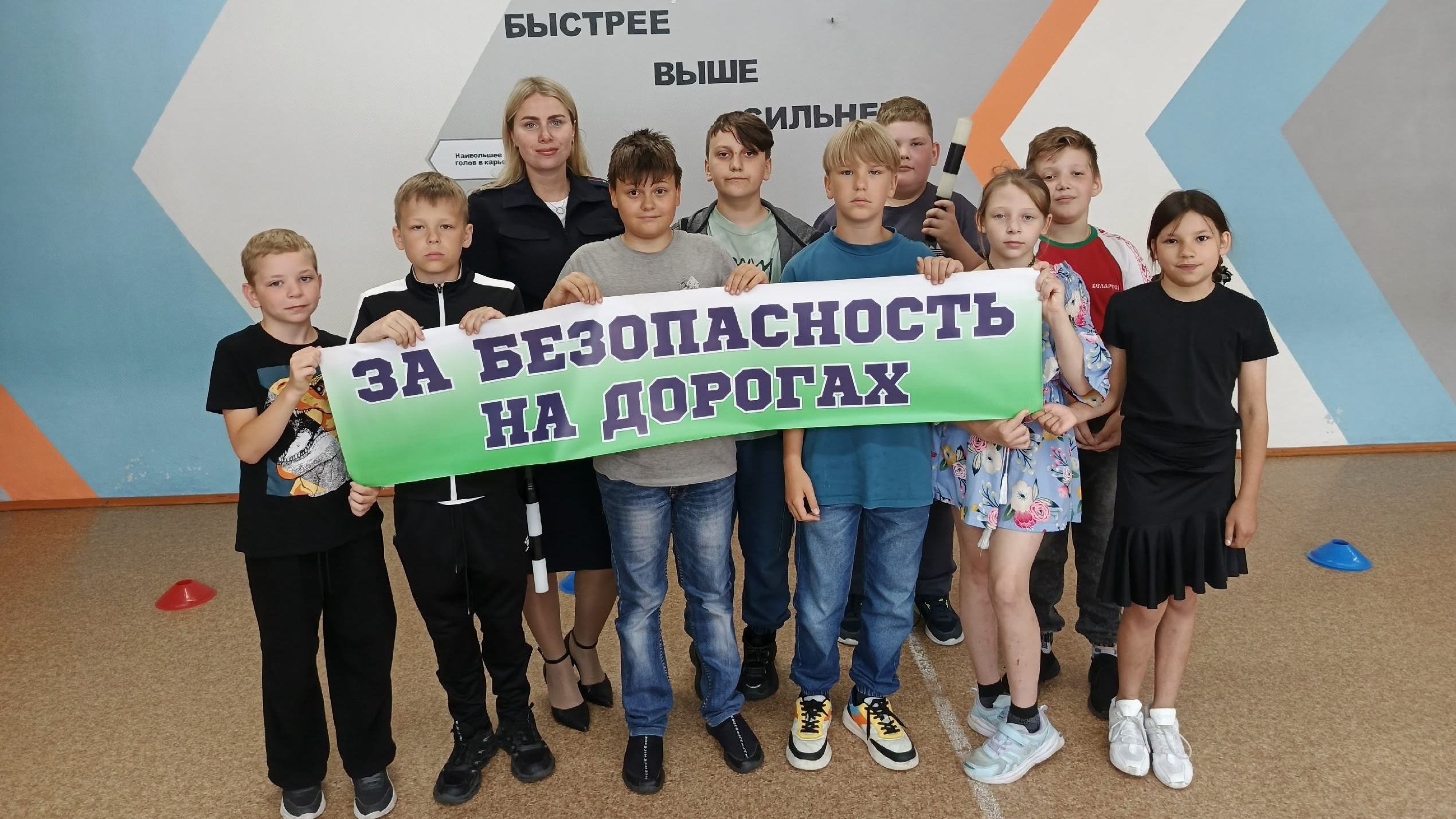 Инспектор ГИБДД Лангепаса провела для ребят спортивное мероприятие, чтобы в игровой форме закрепить знания ПДД и научить их безопасному поведению на улице