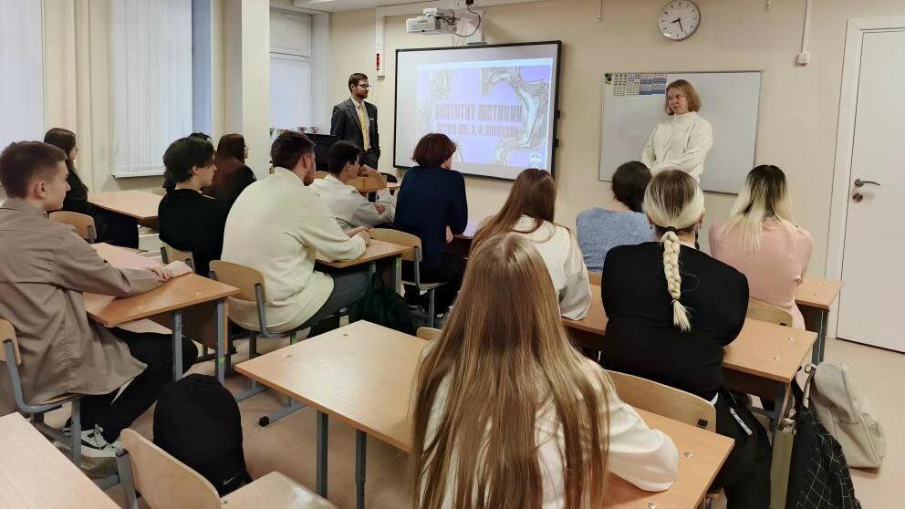 Открытые двери в будущее: профориентационная встреча с выпускницей УрГЮУ